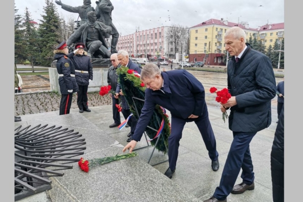Губернатор Александр Богомаз и почетные гости церемонии награждения премией «Возвращение в жизнь» почтили память Героев Отечества