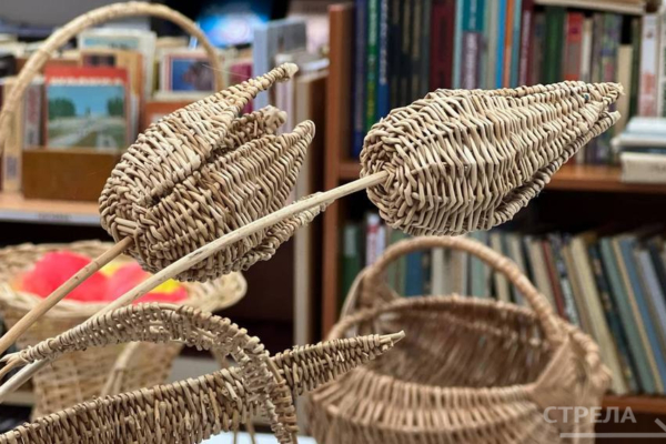 В «Брянсккниге» прошел пасхальный мастер-класс по лозоплетению