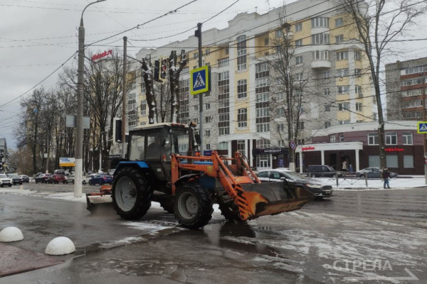 В Брянске продолжается очистка дорог