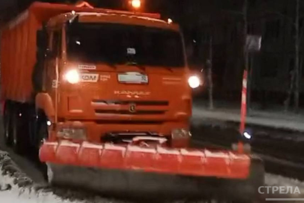 В Брянске специальная техника расчищает дороги