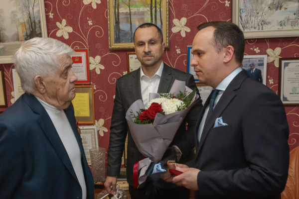 Юрия Лодкина поздравили с наступающим праздником и вручили медаль