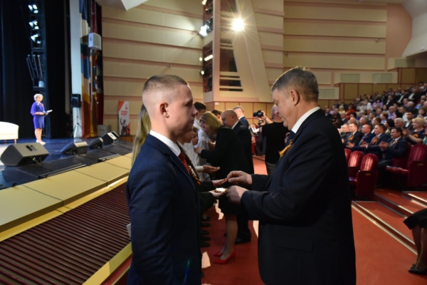 В Брянске во Дворце Гагарина дали старт Всероссийской акции «Георгиевская ленточка»