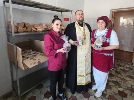 Повар Росгвардии из Брянска испекла пасхальные куличи для бойцов на приграничных территориях