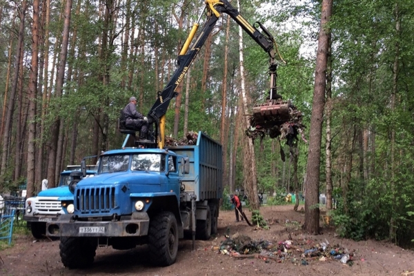 С брянских кладбищ вывезли почти 4 000 тонн мусора