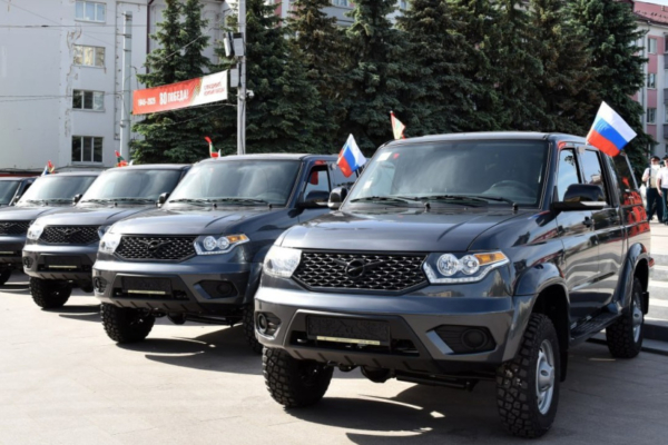 В Брянске пограничникам вручили ключи от десяти автомобилей