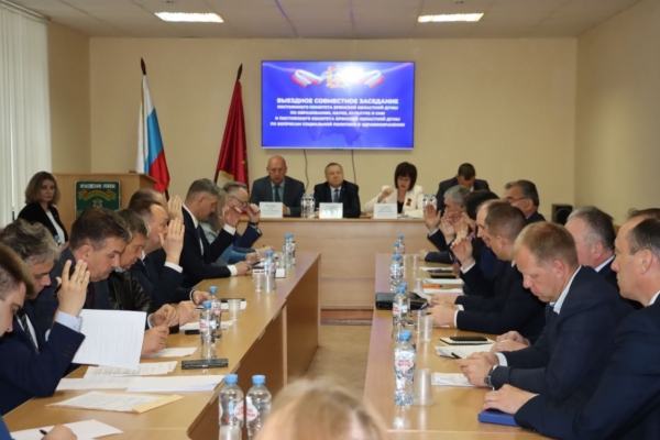 Актуальные темы социальной и образовательной сферы обсуждены на заседании в Жуковке