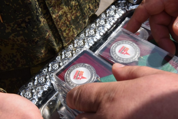 В Брянске участникам Парада в честь Великой Победы вручили памятные медали