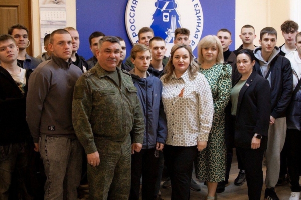 Военный комиссар Брянской области Ильфат Абзалов встретился со студентами