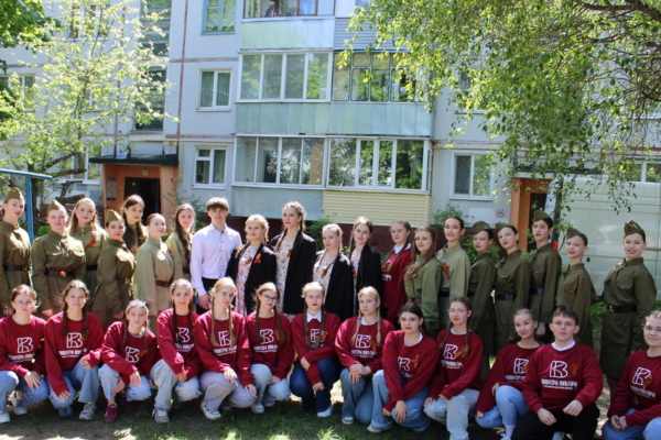 Брянские волонтеры культуры поздравили ветерана Николая Кирюхина с 80-летием Победы