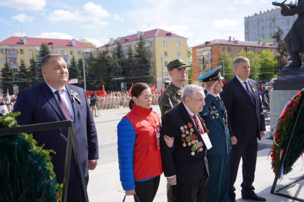 В Брянске возложили цветы к Вечному огню