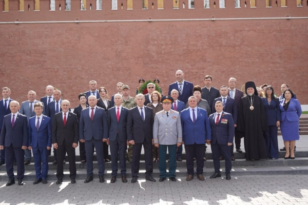 Брянская делегация возложила цветы к главному мемориальному комплексу России