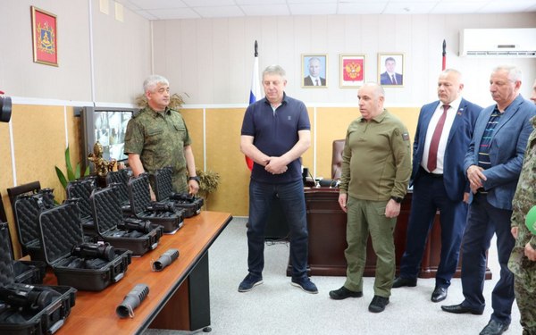 Александр Богомаз вручил пограничному управлению ФСБ России по Брянской области 16 тепловизионных прицелов