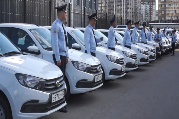 В Брянске полицейским вручили ключи от 20 новых служебных автомобилей