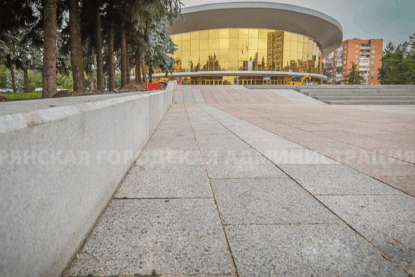 На площади Октябрьской революции в Брянске установили 600-метровый гранитный бордюр