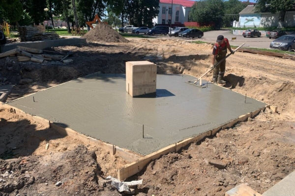 В Стародубе реконструируют мемориал «Стена Памяти»