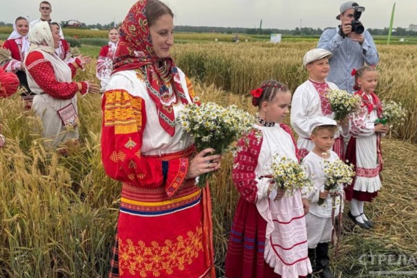 На брянской выставке «День поля» провели обряд зажина первого снопа