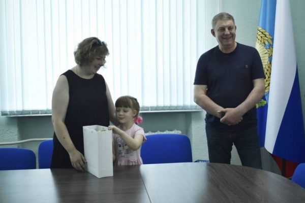 Брянская делегация провела в Брянке теплую встречу с девочкой Машей