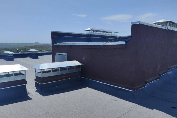 В Брянке брянские строители ремонтируют кровли многоквартирных домов