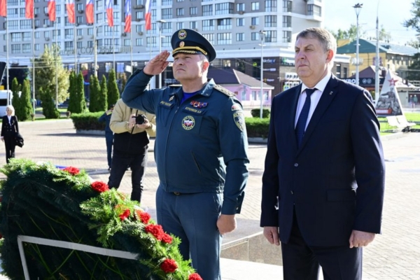 Глава МЧС России Александр Куренков почтил память брянских Героев Великой Отечественной войны