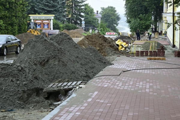 В Брянске продолжается ремонт одного из главных дорожных объектов – улицы Горького