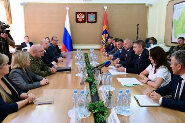 Александр Богомаз встретился с волонтерами и военными медиками