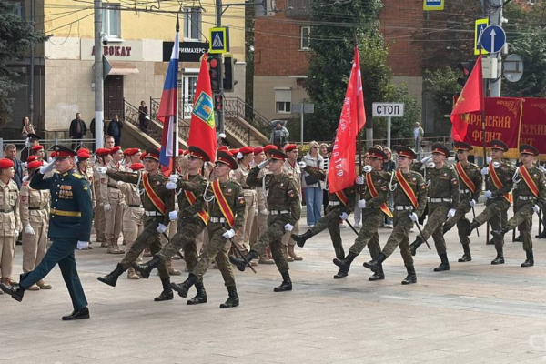 В Брянске на площади Партизан прошли торжества в честь 82-ой годовщины освобождения от немецко-фашистских захватчиков