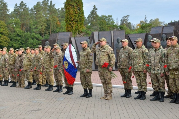 Бойцы «БАРС — Брянск» почтили память воинов-освободителей на Партизанской поляне