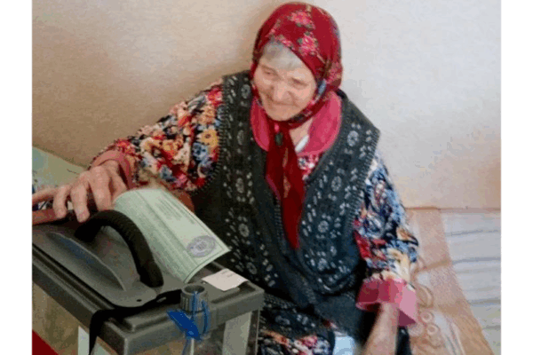 Старейшая жительница Выгоничского района проголосовала на дому