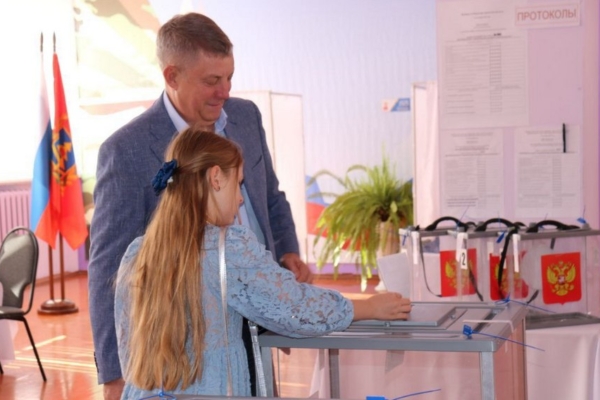 Губернатор Александр Богомаз вместе с внучкой посетил избирательный участок и проголосовал