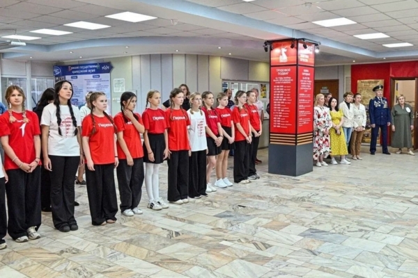 В Брянске открылась выставка «Юношеству — окрыляющий пример»