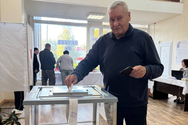 Пенсионер, подполковник ВДВ Владимир Захаров стал одним из первых проголосовавших на участке №249