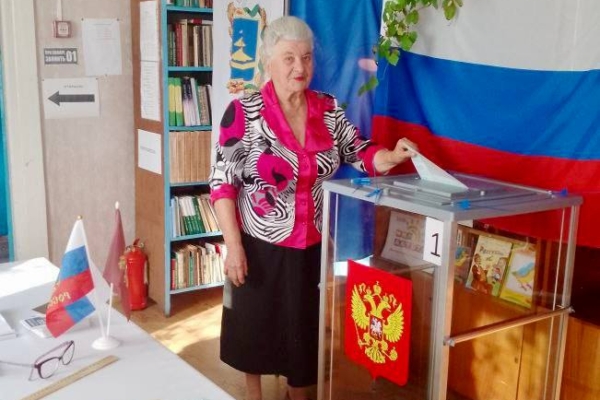 Заслуженный педагог и ветеран проголосовал на участке Выгоничского района