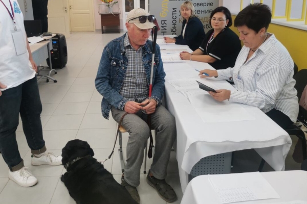 С собакой-поводырем житель Брянска пришел голосовать на избирательный участок