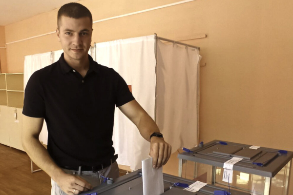 В посёлке Путёвка проголосовал участник программы «Брянские герои»