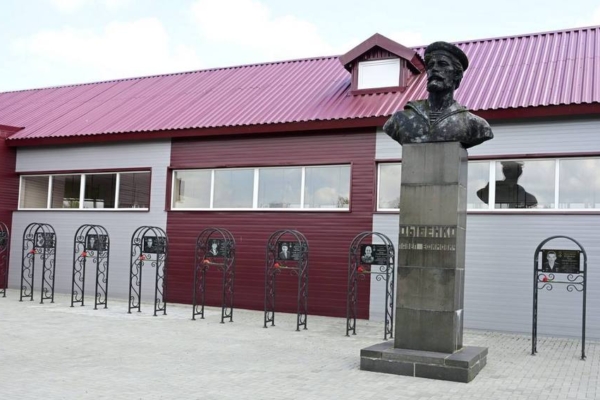 В Новозыбковской школе №6 создана Аллея Героев