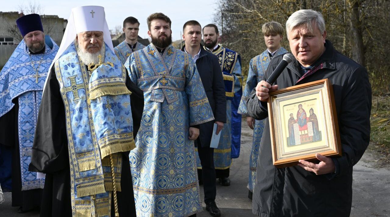 На Брянщине освятили купол и крест храма в честь Покрова Пресвятой Богородицы