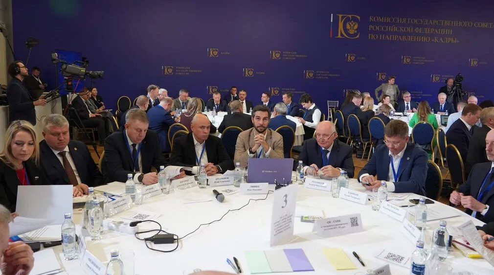 Губернатор Александр Богомаз принял участие в заседании комиссии Госсовета