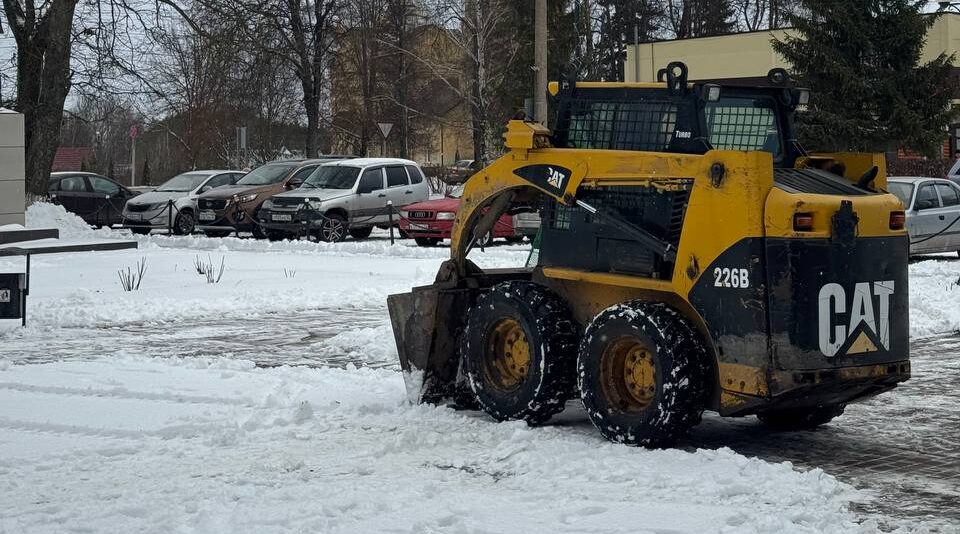 В Выгоничском районе ведется расчистка дорог от снега