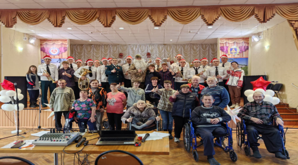 Росгвардейский Дед Мороз пришел в гости к пожилым подопечным брянского дома-интерната