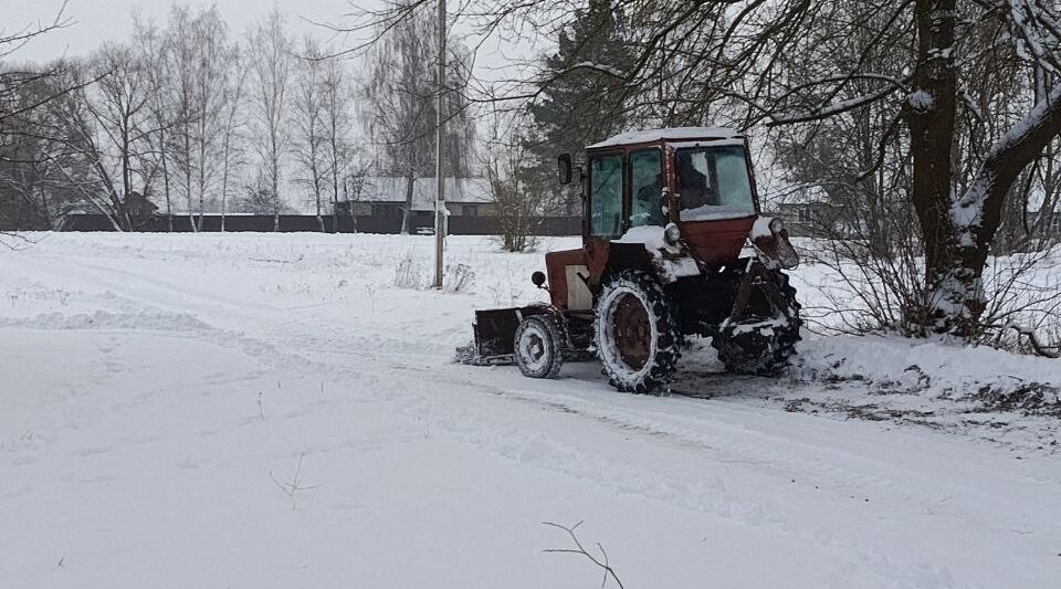 Полным ходом идёт уборка снега в Выгоничском районе