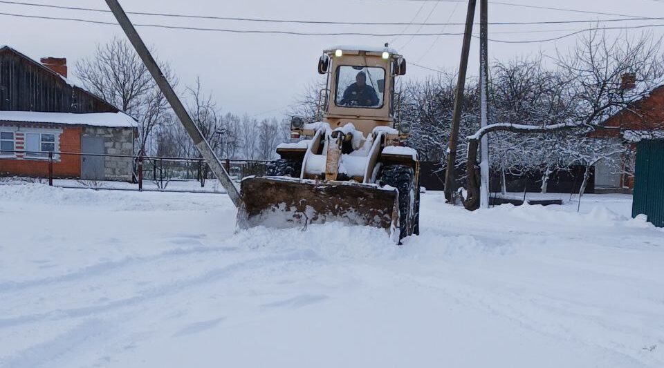В Выгоничском районе продолжается комплексная работа по уборке снега