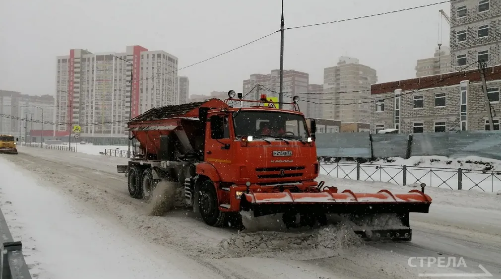 В Брянской области продолжают очистку и обработку автодорог