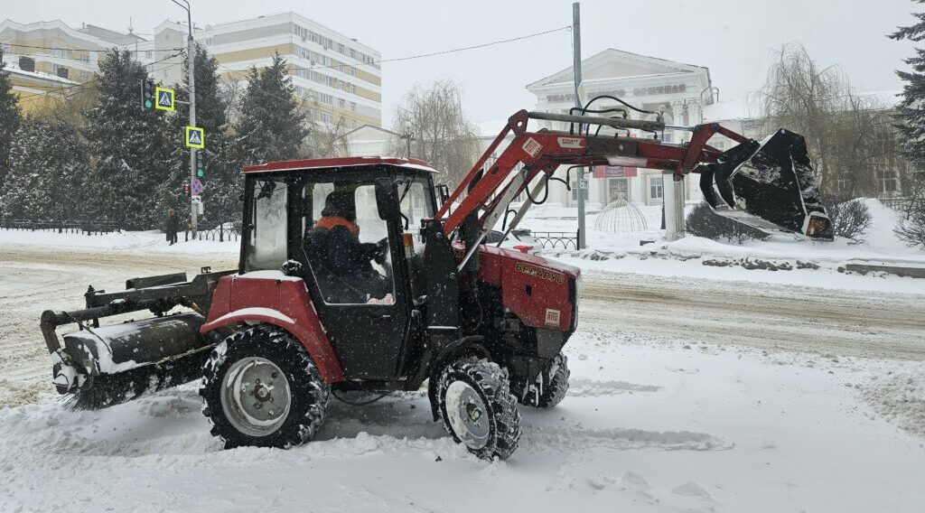 За ночь техника привела в порядок центральные дороги