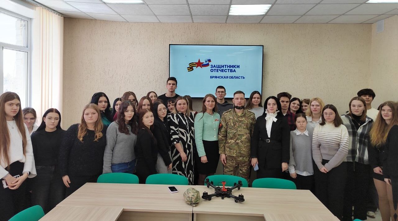 Ветеран СВО Александр Тельнов встретился со студентами Брянского техникума питания и торговли