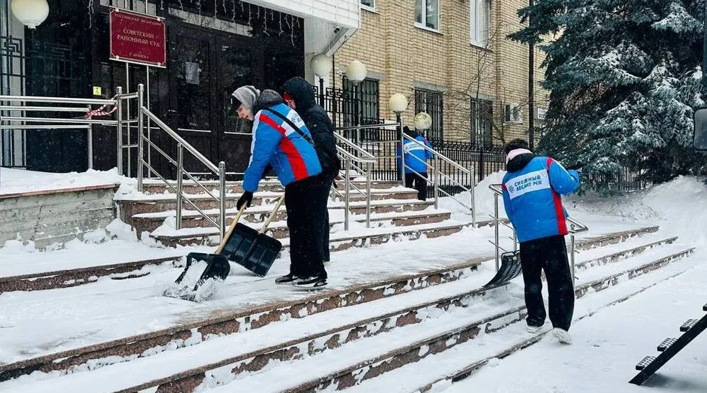 В Брянске дорожникам и коммунальщикам помогает «Снежный десант РСО»