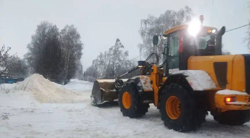 В Выгоничском районе активно проводятся работы по уборке снега