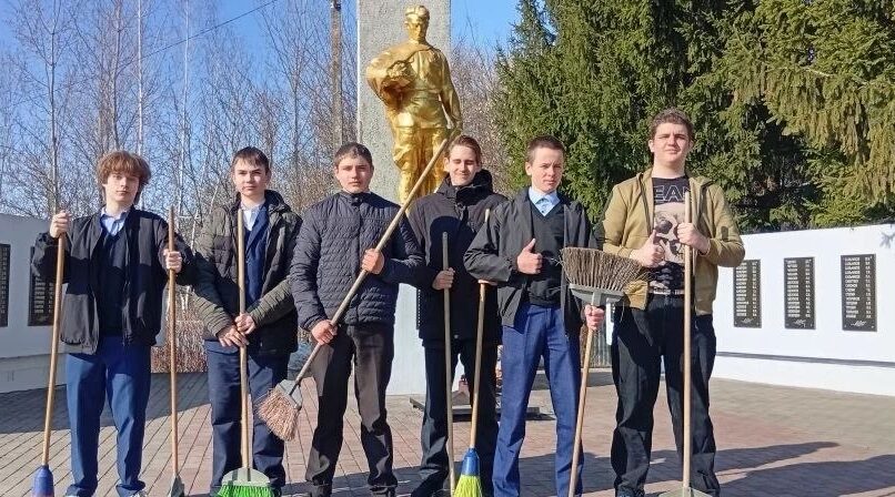 Школьники Выгоничей привели в порядок памятник погибшим односельчанам