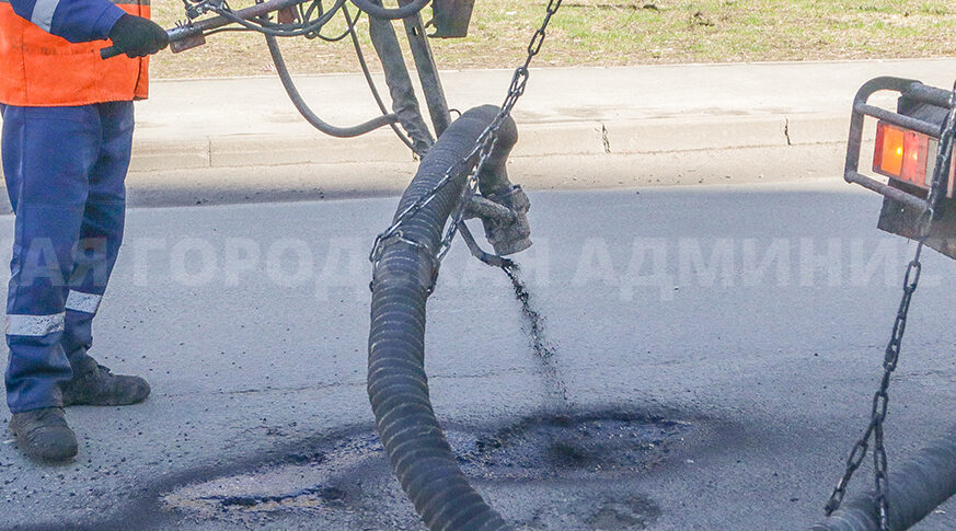Дорожное управление восстанавливает асфальт во всех районах города