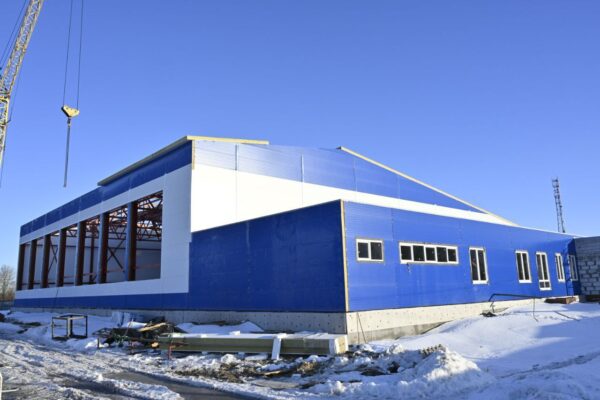 В Трубчевске строительство ФОКа с бассейном идет активными темпами