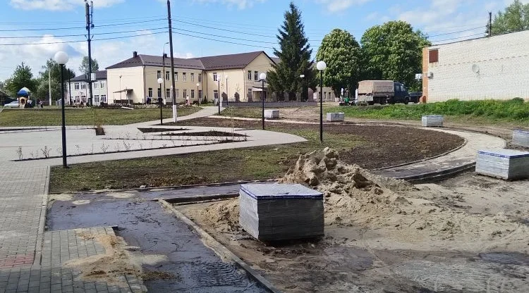 В Выгоничах благоустраивают «Сквер Победы»